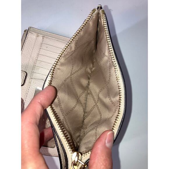 MICHAEL KORS, LARGE IVORY PEBBLED LEATHER WALLET - Picture 13 of 16